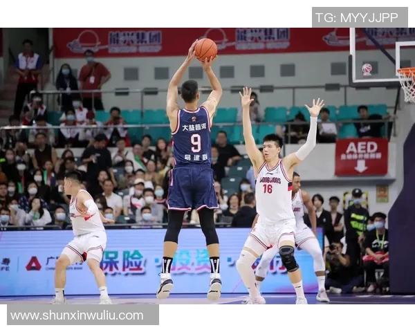 易建联：从篮球场上的传奇到人生舞台的多元发展之路